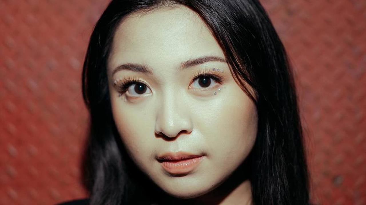 Bernadya, dengan bakat dan dedikasinya yang luar biasa, terus menunjukkan potensi besar di industri musik Indonesia. Para penggemar tentu dapat menantikan karya-karya berkualitas lebih banyak dari penyanyi muda ini di masa depan.