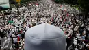 Suasana saat ribuan massa yang tergabung dalam Gerakan Nasional Pengawal Fatwa Majelism Ulama Indonesia (GNPF MUI) melakukan demonstrasi memadati jalan Medan Merdeka Timur, Jakarta, Jumat (4/11). (Liputan6.com/Johan Tallo)