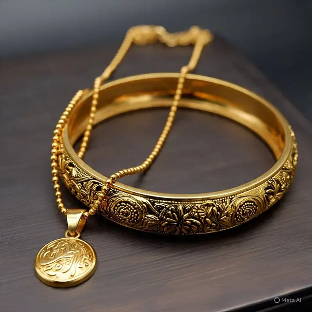 1. Set Emas Bangle Klasik dan Kalung Ukiran Floral