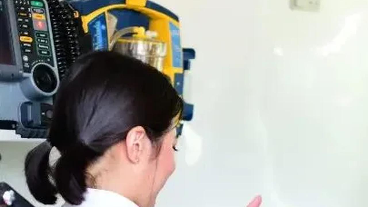 Sang putri, Angela Perkasa harus dilarikan ke Rumah Sakit karena kondisi kesehatannya yang menurun. <br>
