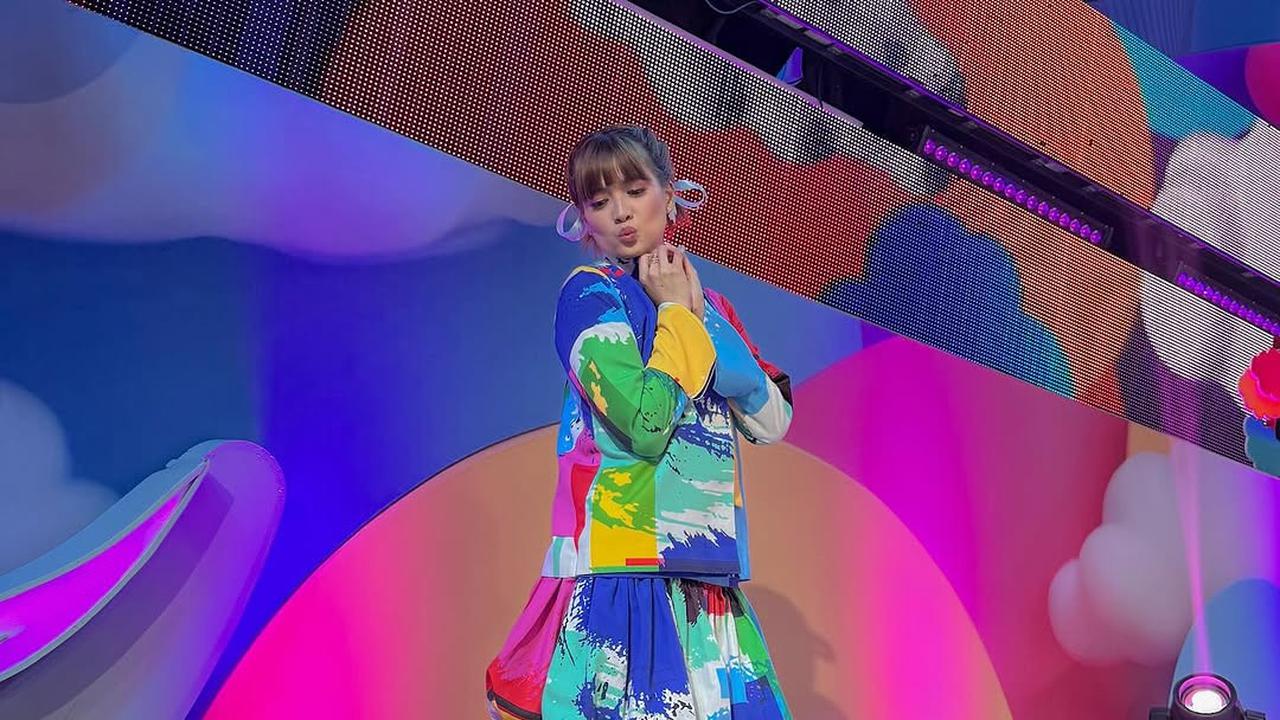 Potret Terbaru Chika Jessica dengan Outfit Warna-Warni, Netizen Salfok Sama Sepatunya