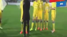 Pemain FC Rostov, Ivan Novoseltsev, melamar kekasihnya usai di lapangan usai mengantar timnya meraih kemenangan mleawan Torpedo Moscow.