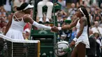 Petenis Cori Gauff bersalaman dengan Venus Williams usai pertandingan babak pertama Grand Slam Wimbledon di All England Lawn Tennis and Croquet Club, London (1/7/2019). Cori Gauff mengalahkan Venus Williams 6-4 6-4. (AP Photo/Tim Ireland)