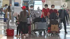 Calon penumpang bersiap melakukan lapor diri sebelum penerbangan di Terminal 3 Bandara Soekarno Hatta, Banten, Kamis (7/5/2020). Kementerian Perhubungan hanya mengizinkan penumpang bersyarat dengan wajib menyertakan surat keterangan Negatif COVID-19 dari rumah sakit. (Liputan6.com/Herman Zakharia)