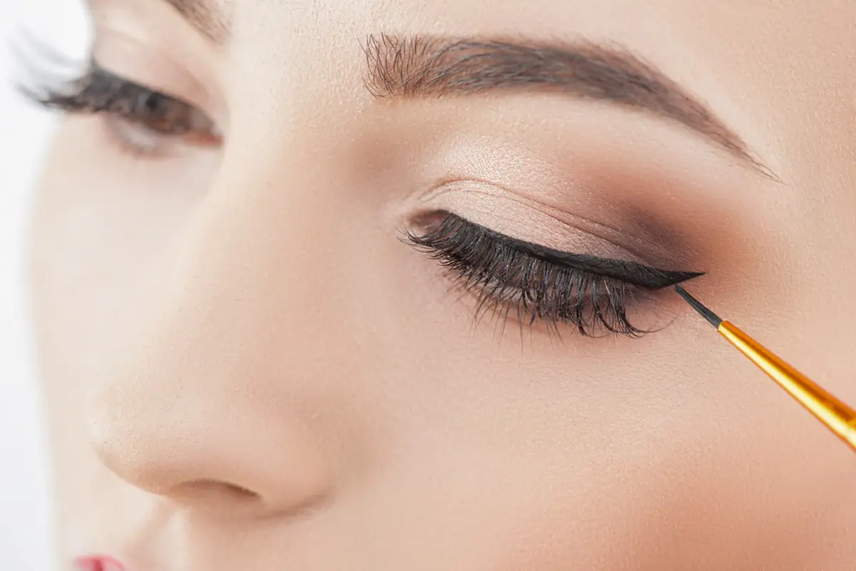 Mudah Banget, Begini Trik Memakai Eyeliner yang On Point Buat Para Pemula