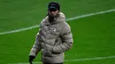 Pelatih Atletico Madrid, Diego Simeone, memperhatikan pemainnya saat sesi latihan jelang laga Liga Champions di Stadion Wanda Metropolitano, Selasa (1/12/2020) wib. Atletico Madrid akan menghadapi Bayern Munchen. (AFP/Pierre-Philippe Marcou)