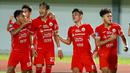 Pemain Persija Jakarta, Hansamu Yama, melakukan selebrasi setelah mencetak gol ke gawang Dewa United pada laga BRI Liga 1 di Stadion Indomilk Arena, Tangerang, Senin (10/4/2023). Persija menang dengan skor 1-0. (Bola.com/M Iqbal Ichsan)
