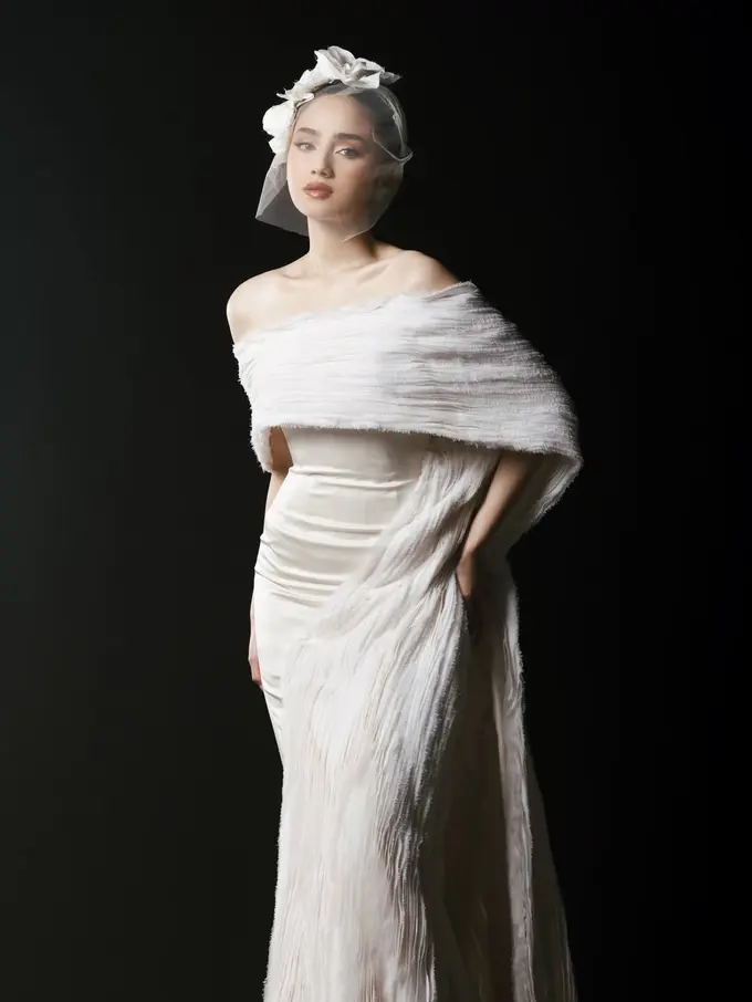 Bak Bangsawan Inggris, Syifa Hadju Tampil Anggun dengan Fascinator dan Gaun Putih di Prewedding Terbaru