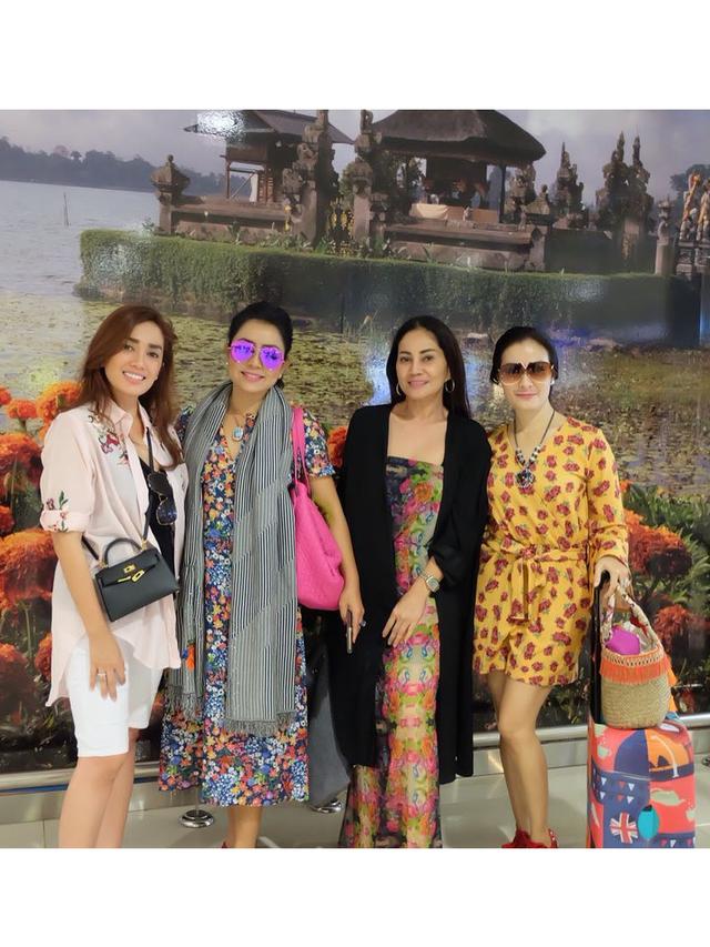 6 Penampilan Glamor Iis Dahlia, Tampil Elegan