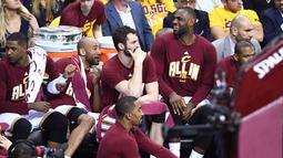 Para pemain Cleveland Cavaliers terlihat senang saat unggul atas Toronto Raptors pada Final Wilayah Timur, NBA Playoffs 2016 di Quicken Loans Arena, Cleveland, Rabu (18/5/2016) WIB. Cavaliers menang 115-84. (Jason Miller/Getty Images/AFP)