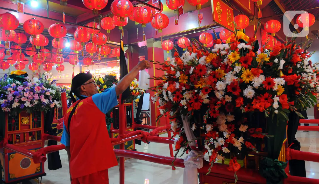 Warga keturunan Tionghoa menghias tandu dewa (Joli) jelang perayaan Cap Go Meh di Klenteng Hok Lay Kiong Bekasi, Jawa Barat, Sabtu (4/2/2023). Perayaan Cap Go Meh akan digelar dengan pawai atraksi barongsai, patung dewa, hingga naga-naga dengan rute pawai itu dari Jalan Mayor Oking-Lampu Merah Kartini-Juanda-Agus Salim-Jalan Perjuangan-Juanda dan kembali lagi ke Jalan Mayor Oking. (merdeka.com/Imam Buhori)
