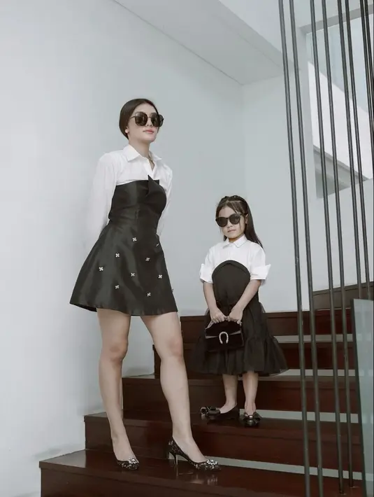 Tampil elegan dengan padu padan kemeja putih dan mini dress hitam.  [Instagram/anissaaziza]