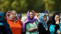 Para perempuan di Selandia Baru mengenakan kerudung sebagai bentuk solidaritas terhadap korban penembakan Christchurch (AFP)