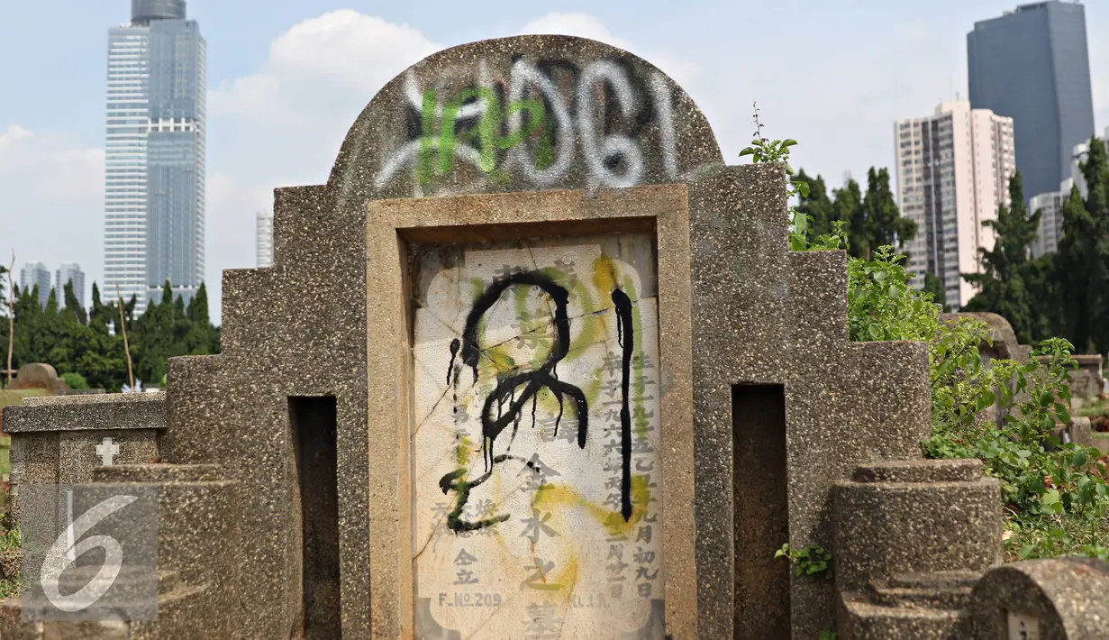 Sebuah makam terdapat coretan akibat aksi vandalisme di pemakaman Menteng Pulo, Jakarta, Kamis (12/5). Perilaku tidak bertanggung jawab sejumlah oknum menyebabkan pemakaman tersebut terkesan kumuh dan tidak terawat. (Liputan6.com/Immanuel Antonius)
