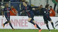 Bomber Paris Saint-Germain, Zlatan Ibrahimovic (tengah) melakukan selebrasi usai merobek jala Marseille, pada laga lanjutan Ligue 1 2015-2016, di Stade Velodrome, Senin (8/2/2016) dini hari WIB. Ibra mencatat rekor sebagai pengoleksi gol tercepat kedua se