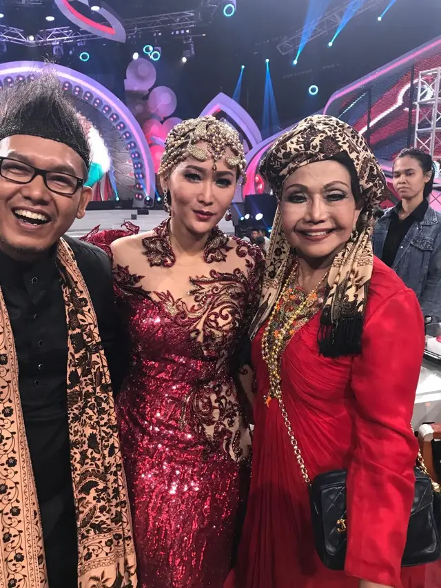 7 Potret Kebersamaan Elly Kasim dengan Rekan Artis, Penuh Kenangan