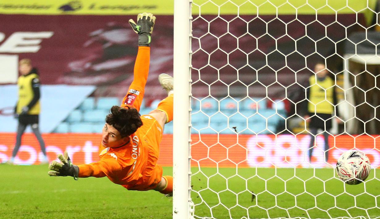 Kiper Aston Villa, Akos Onodi gagal menjangkau bola hasil sepakan gelandang Liverpool, Georginio Wijnaldum yang menghasilkan gol kedua dalam laga babak ke-3 Piala FA 2020/21 di Villa Park, Birmingham, Jumat (8/1/2021). Aston Villa kalah 1-4 dari Liverpool. (AFP/Hannah McKay/Pool)