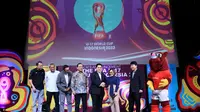 Ketua umum PSSI, Erick Thohir bersama Director Programming SCM, Harsiwi Achmad dalam konferensi pers pengumuman SCM sebagai pemegang hak siar Piala Dunia U-17 2023, Selasa (3/10/2023) di SCTV Tower, Jakarta. (Bola.com/Muhammad Iqbal Ichsan)