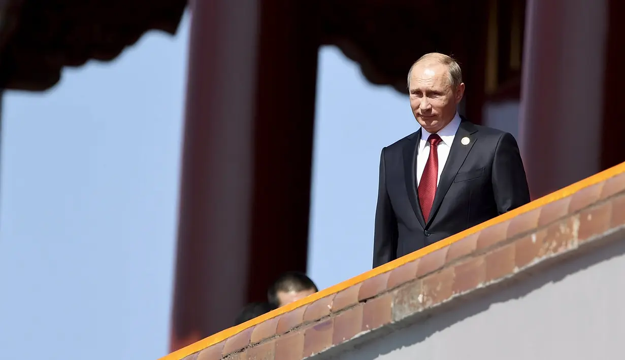 Presiden Rusia Vladimir Putin terlihat di Gerbang Tiananmen saat parade militer untuk memperingati 70 tahun berakhirnya Perang Dunia II di Beijing, China, Kamis (3/9/2015). (REUTERS/cnsphoto)