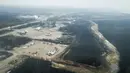 Dusun Enterprise yang terbakar di Yellowknife, Wilayah Barat Laut, Kanada, Kamis, 17 Agustus 2023. (Jeff McIntosh/The Canadian Press via AP)