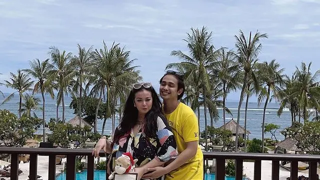 6 Momen Liburan Ajun Perwira dan Jennifer Ipel Ini Romantis
