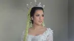 Penyanyi Raisa berpose sebelum melangsungkan akad nikah. Minggu 3 September 2017 menjadi hari terindah Raisa. Raisa tampil cantik mengenakan kebaya putih saat menikah dengan Hamish Daud. (Instagram/@marlenehariman)
