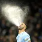 Pemain Manchester City, Kyle Walker, menyemburkan air saat melawan Crystal Palace dalam duel pekan ke-17 Liga Inggris 2023/2024 di Stadion Etihad, Sabtu (16/12/2023). City dipaksa bermain imbang 2-2. (AP Photo/Dave Thompson)