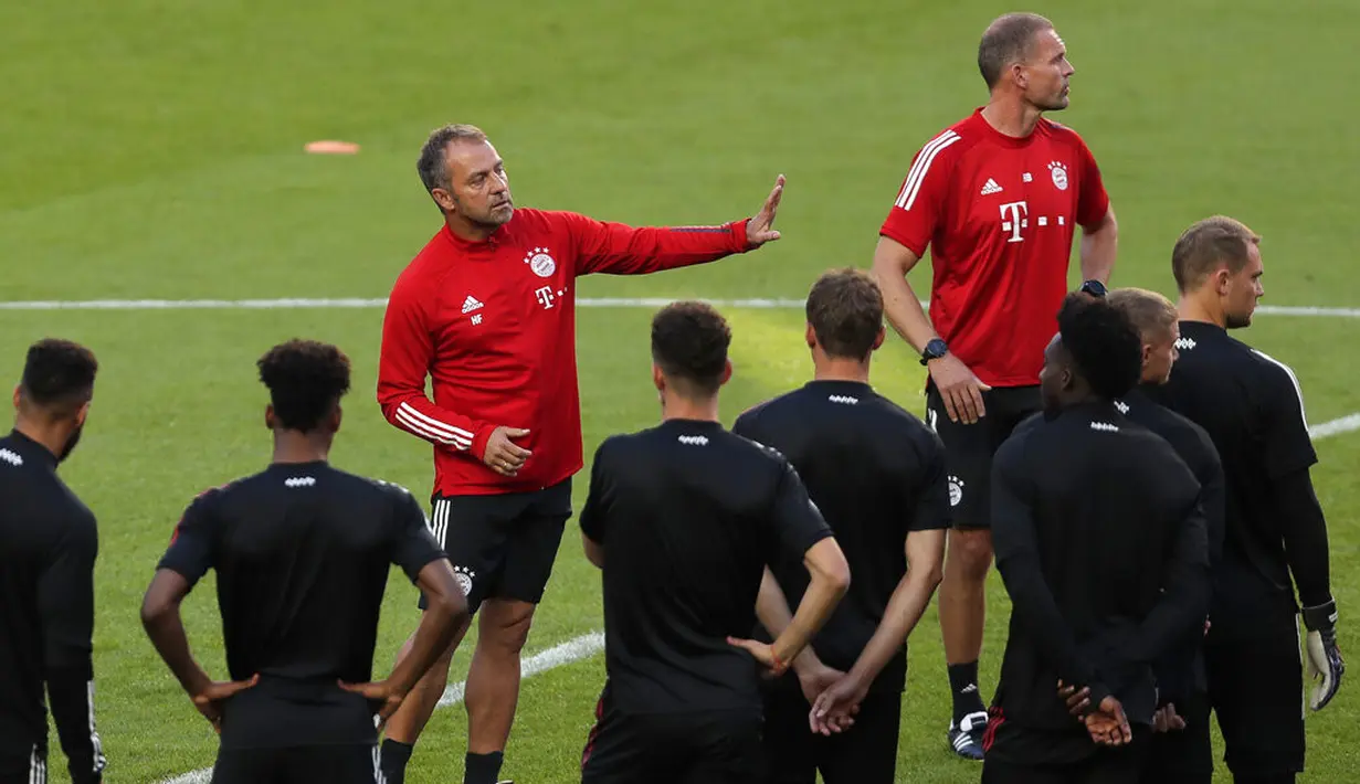 Pelatih Bayern Munchen, Hans-Dieter Flick menginstruksikan pemainnya saat sesi latihan di stadion Da Luz, Lisbon, Portugal (13/8/2020). Bayern Munchen akan bertanding melawan Barcelona pada perempat final Liga Champions di Estadio da Luz. (Rafael Marchante/Pool via AP)