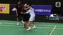 Vincent Rompies (kanan) memeluk Valentino Simanjuntak pada akhir acara Vindes Sport bertajuk Tepok Bulu 2022 di Mahaka Square, Jakarta, Minggu (3/7/2022). Vincent Rompies mengalahkan Valentino Simanjuntak dengan skor 21-12 dan 22-20. (Liputan6.com/Herman Zakharia)