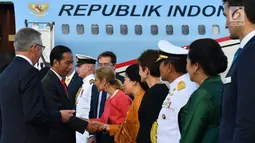 Presiden Joko Widodo atau Jokowi menyalami sejumlah pejabat saat tiba di Sydney, Australia, Jumat (16/3). Kedatangan Jokowi kali ini untuk menghadiri ASEAN-Australia Special Summit 2018. (Liputan6.com/Pool/Biro Pers Setpres)