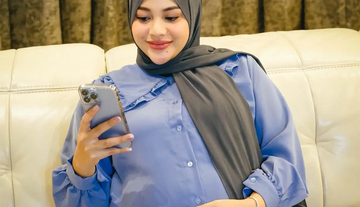 Kali ini, Aurelie Hermansyah tampil cantik di rumah. Inspirasi bagi para ibu muda dengan outfit kasual dan nuansa makeup natural. Foto: Instagram.