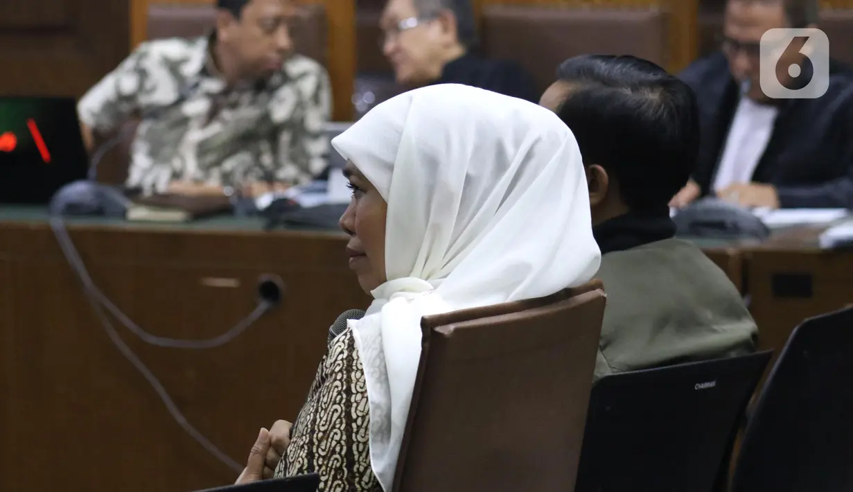 Gubernur Jatim, Khofifah Indar Parawansa menjawab pertanyaan saat menjadi saksi pada sidang lanjutan suap jual-beli jabatan di lingkungan Kemenag dengan terdakwa M Romahurmuziy di Pengadilan Tipikor Jakarta, Rabu (11/12/2019). Sidang beragenda keterangan saksi. (Liputan6.com/Helmi Fithriansyah)