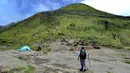 Pendaki berjalan melewati padang sabana dan edelweiss saat mendaki Gunung Merbabu di Selo, Boyolali, Jawa Tengah, Minggu (3/2). Libur Imlek dimanfaatkan warga Jawa Tengah dan Jabotabek untuk mendaki Gunung Merbabu. (Merdeka.com/Arie Basuki)