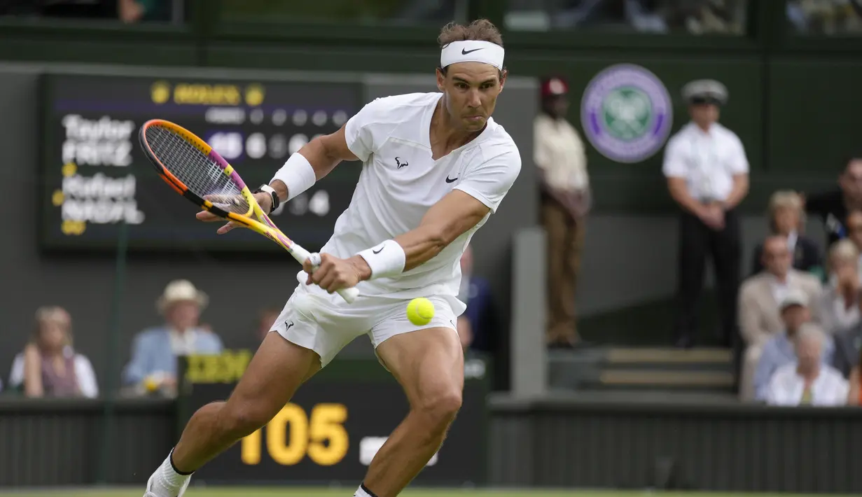 Cedera otot perut yang dialami Rafael Nadal sebenarnya telah dirasakan saat laga perempatfinal melawan wakil Amerika Serikat, Taylor Fritz, Rabu (6/7/2022). (AP/Kirsty Wigglesworth)