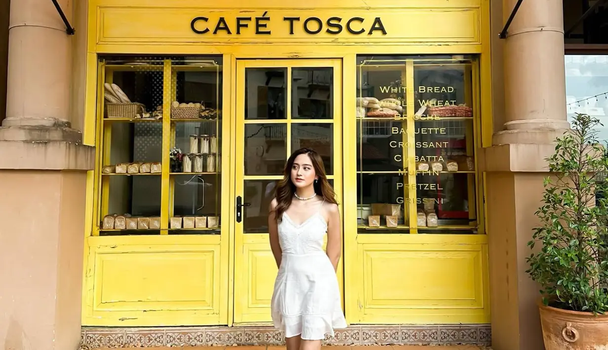 Tampil dengan gaya yang simpel, sosok Salshabilla Adriani nampak menawan dengan dress mini putihnya saat berpose di depan sebuah kafe. Selalu khas dengan gaya rambut panjangnya, banyak para penggemar yang memuji penampilannya tersebut. (Liputan6.com/IG/@salshabillaadr)
