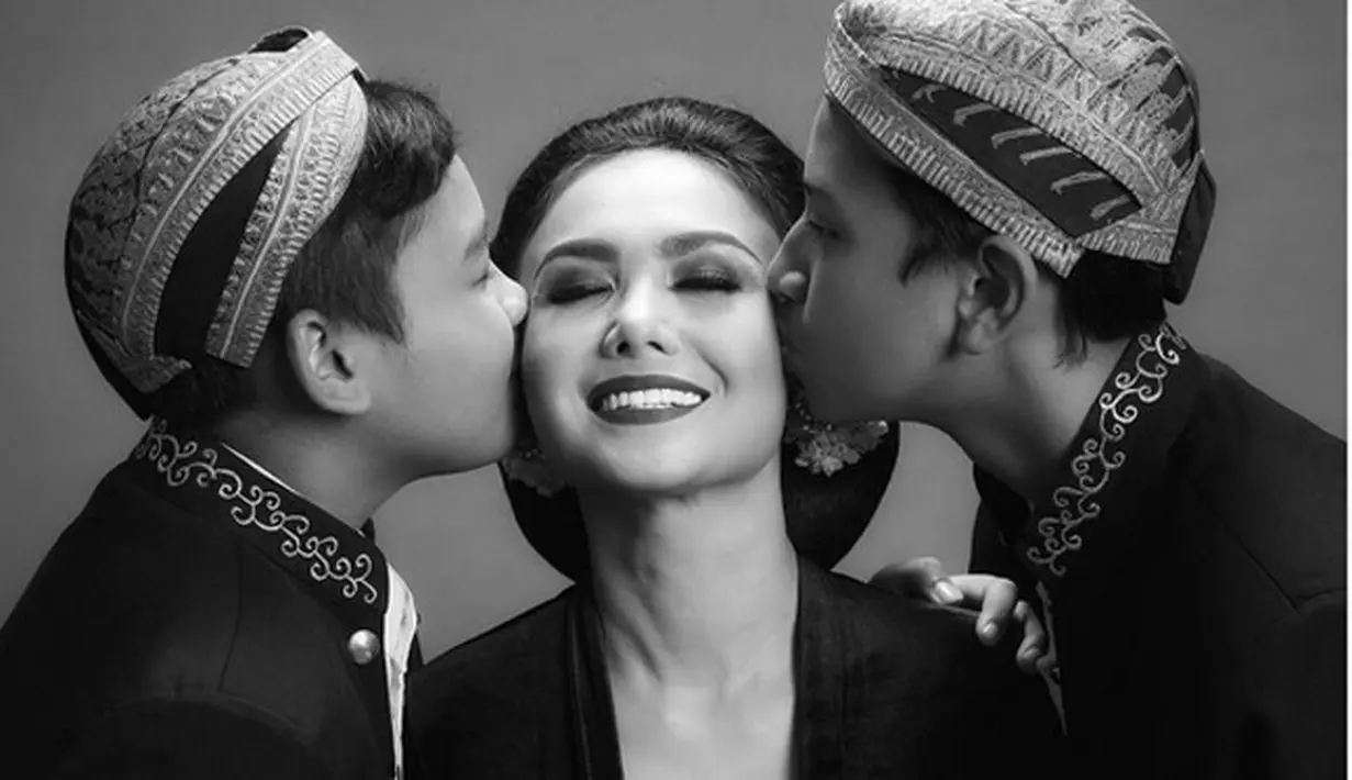 Sebagai janda, ia hidup tanpa pendamping untuk membesarkan kedua anaknya yang mulai besar. Di tengah kesibukannya, ia selalu memberikan perhatian lebih. Memberikan semangat dan dukungan pada anak-anaknya. (Instagram/yunishara36)