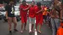Sejumlah tersangka membantu rekannya berjalan saat rilis Operasi Cipta Kondisi jelang Asian Games 2018 di Polda Metro Jaya, Jakarta, Jumat (13/7). Polisi berhasil mengamankan 640 orang. (Merdeka.com/Imam Buhori)