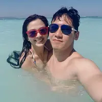 Meski batal bulan madu ke Yunani sesuai yang direncanakan, pasangan Franda mengaku tidak kecewa. Ia melihat kesibukan suaminya, Samuel Zylgwn untuk kembali menjalani syuting. (Intsgram/frandaaa87)