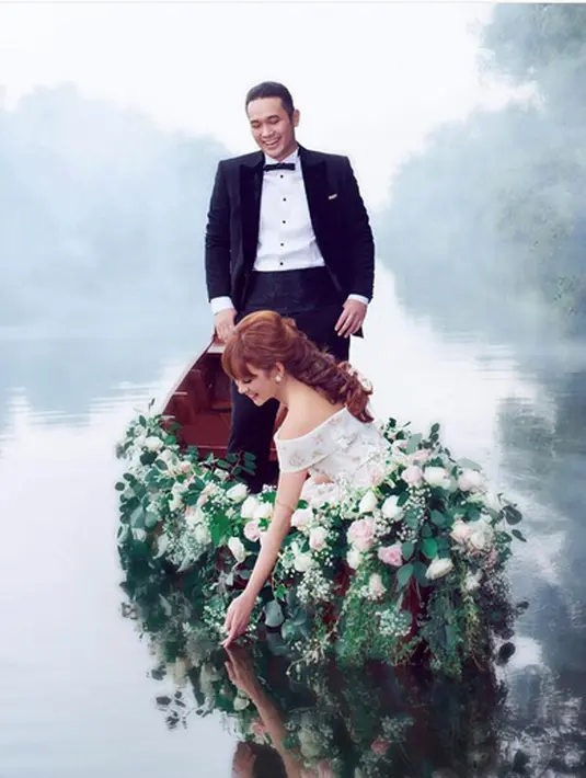 Gilang Dirga dan Adiezty Fersa Putri L, kekasihnya kompak menyembunyikan kapan pernikahannya digelar. Berdasarkan undangan yang tersebar melalui media sosial, kedua nama calon mempelai tertulis dengan tinta emas. (dok. Instagram/gilangdirga)