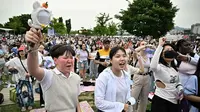 Ratusan ribu ARMY, fans BTS, berkumpul di Seoul, Korea Selatan dalam acara perayaan anniversary ke-10 BTS pada Sabtu (17/6/2023). (AFP)