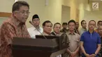 Ketum Partai Gerindra, Prabowo Subianto, Ketum PAN Zulkifli Hasan, Sekjen PAN Eddy Soeparno saat mendengarkan Presiden PKS, Sohibul Iman memberikan keterangan pers usai pertemuan tertutup di PKS, Jakarta, Minggu (24/12). (Liputan6.com/Faizal Fanani)