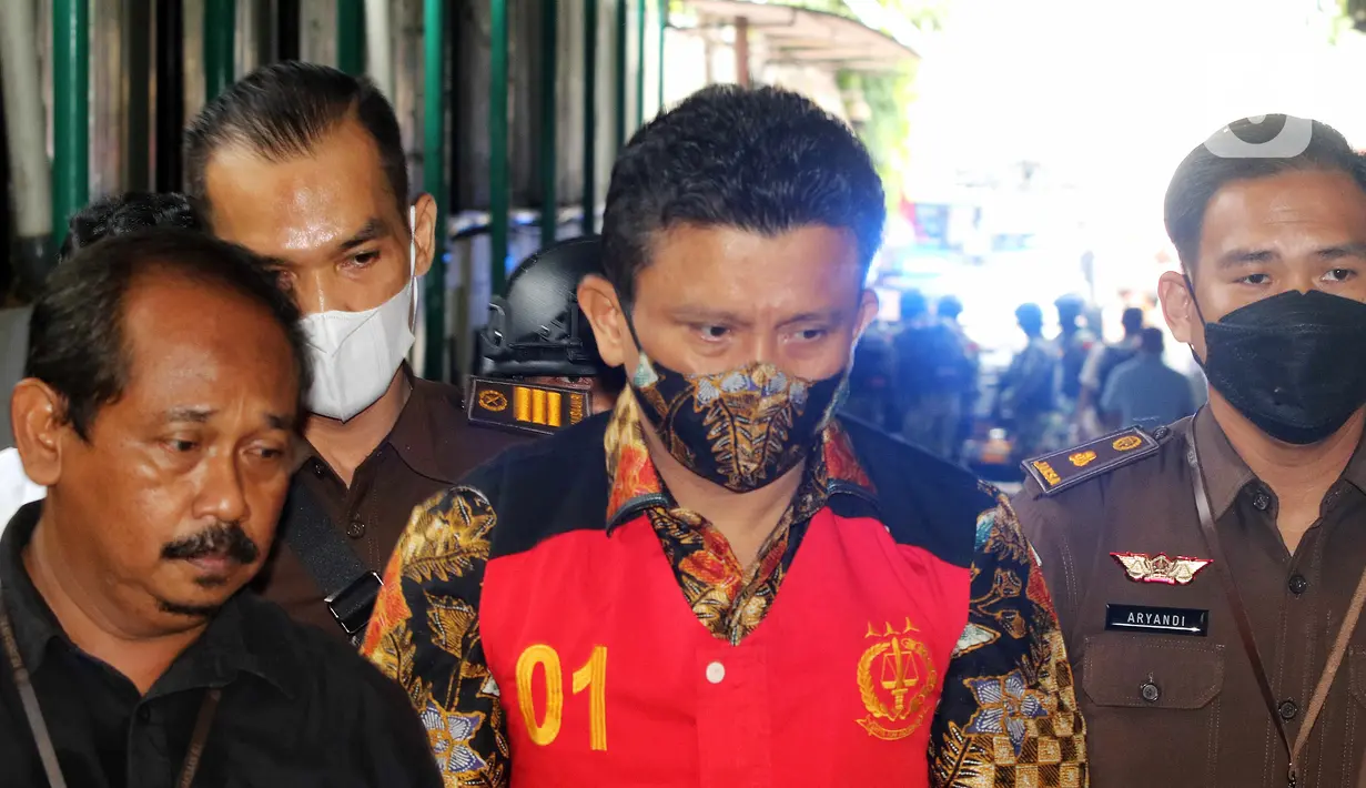 Tersangka kasus pembunuhan berencana Brigadir J atau Nofriansyah Yosua Hutabarat Ferdy Sambo saat tiba di Pengadilan Negeri Jakarta Selatan, Senin (17/10/2022). Kedatangan Ferdy Sambo untuk menjalani sidang perdana dengan agenda pembacaan dakwaan.(Liputan6.com/HermanZakharia)