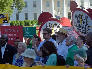 Demonstran berkumpul di dekat Gedung Putih di Washington, AS, Kamis (1/6). Demonstran memprotes keputusan Donald Trump yang menarik AS dari perjanjian Paris tentang perubahan iklim yang disepakati pada 2015. (AP/ Susan Walsh)