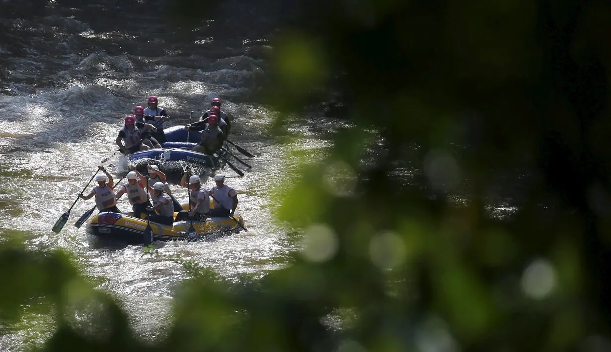 Tim Arung Jeram Rusia dan Kanada bersaing di Kejuaraan Dunia Arung Jeram 2015, Sukabumi, Jawa Barat, (7/12). Sebanyak 23 negara dari berbagai belahan benua mengikuti kejuaraan dunia ini. (REUTERS/Beawiharta)