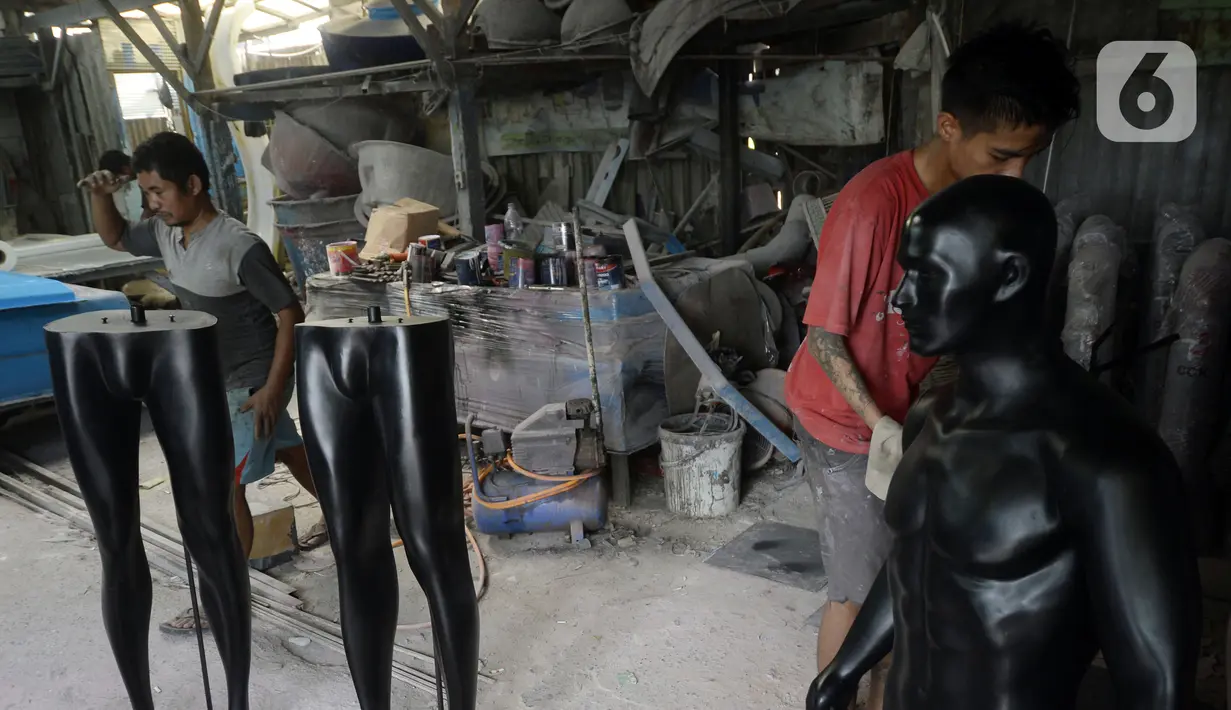 Para pekerja menyelesaikan pembuatan maneken di Kebon Jeruk, Jakarta Barat, Senin (28/12/2020). Pandemi COVID-19 berdampak pada sepinya pesanan pembuatan patung yang biasa dipakai untuk memajang pakaian tersebut. (merdeka.com/Dwi Narwoko)