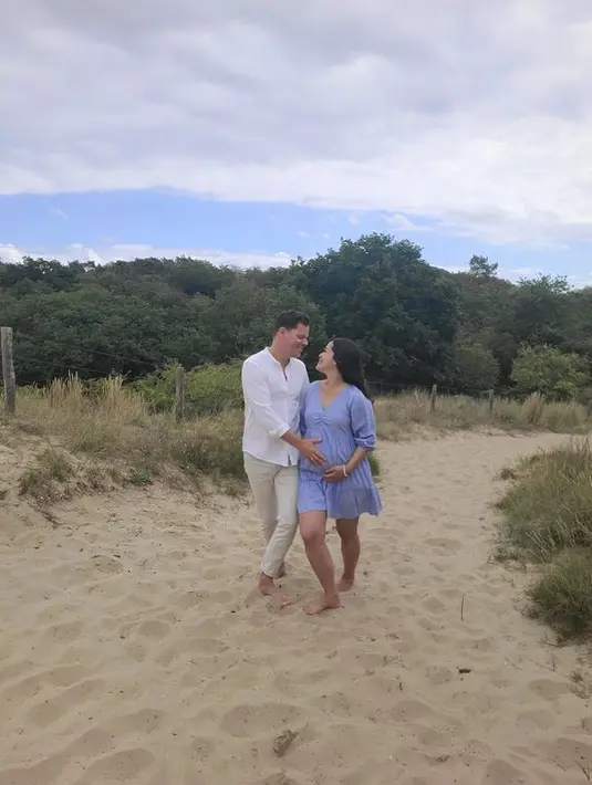 Mengumumkan kabar kehamilannya, Gracia Indri tampak sumringah dengan dress berwarna biru pastel. Dress bumil ini terlihat nyaman dikenakan dengan puffy sleeve dan potongan dress yang pendek. (instagram/graciaz14)