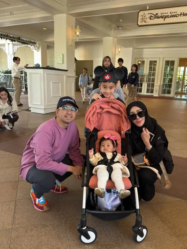7 Potret Kebahagiaan Keluarga Raffi Ahmad di Hong Kong, Penampilan Lily Jadi Highlight (credit: https://www.instagram.com/raffinagita1717/).