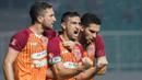 Bomber Borneo FC, Pedro Javier, (tengah) merayakan gol yang dicetaknya ke gawang PS TNI. Gol Pedro ini sempat membuat kedudukan menjadi imbang 1-1 setelah sebelumnya Borneo FC sempat tertinggal. (Bola.com/Vitalis Yogi Trisna)