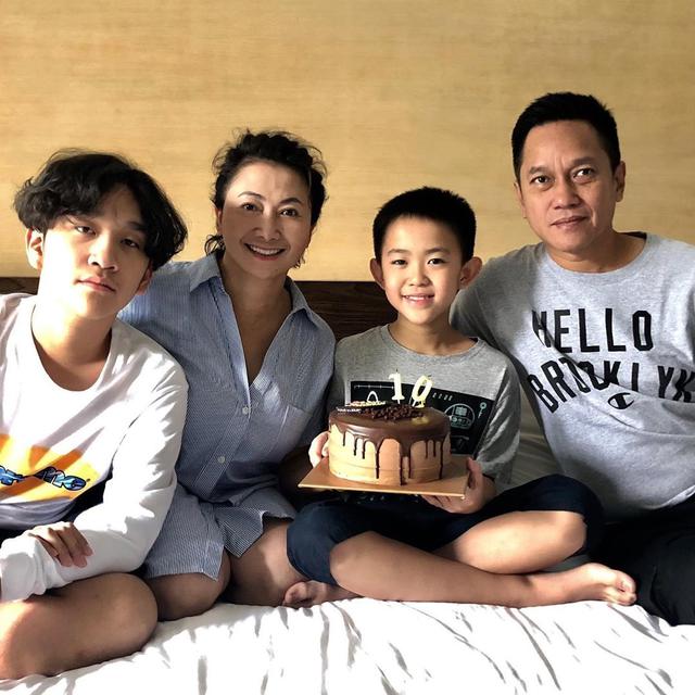 Indy Barends dan keluarga