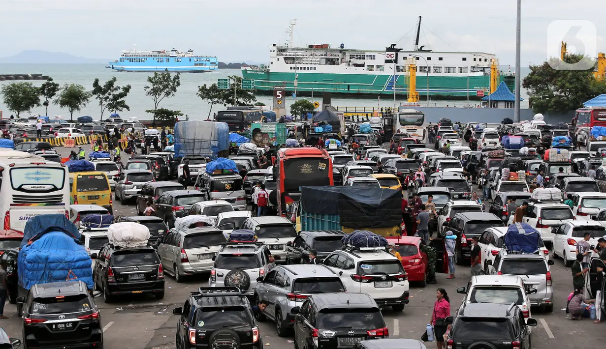 <p>Pemudik keluar dari kendaraannya untuk beristirahat sembari merenggangkan badan di Pelabuhan Merak, Banten, Jumat (29/4/2022). Banyak pemudik yang memanfaatkan waktu sebelum masuk kapal dengan beristirahat di area dermaga setelah mereka terjebak macet hingga berjam-jam. (Liputan6.com/Angga Yuniar)</p>